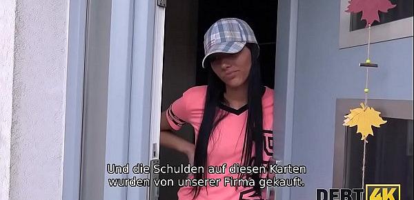 DEBT4k. Muskulöser Mann schlägt jungen entzückenden Schuldner, der keinen Job hat